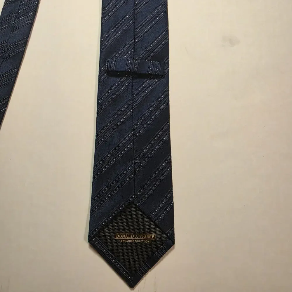 Donald J. Trump Signature Collection 100% Silk Blue Striped Tie 2004